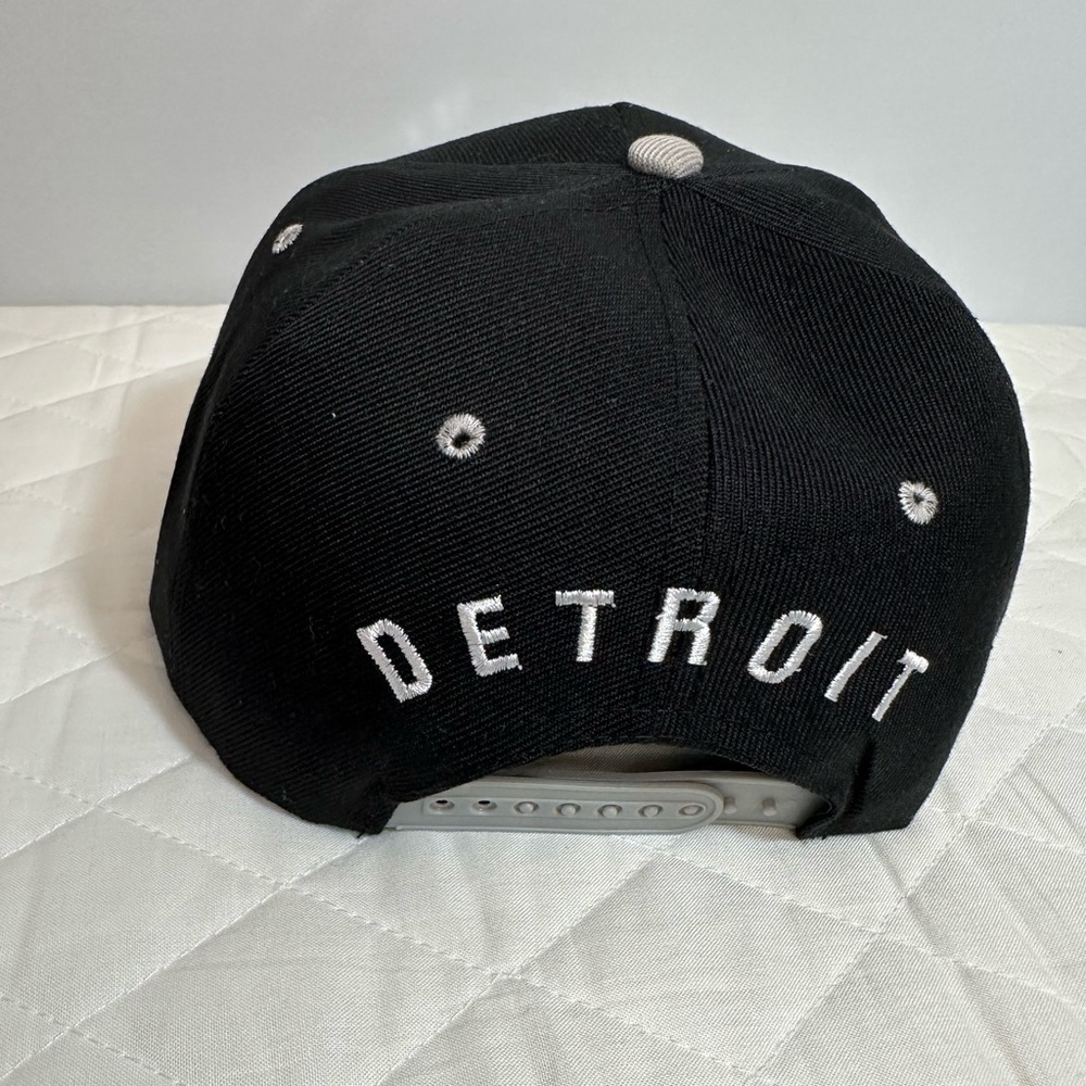 Mens Basketball Cap Hat Bold Script Detroit Michigan Strap Back Snap Black Gray - Picture 3 of 5